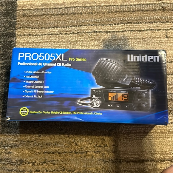 UNIDEN PRO505XL 40-CHANNEL COMPACT MOBILE CITIZEN BAND RADIO W/ BACKLIT DISPLAY - Picture 1 of 5